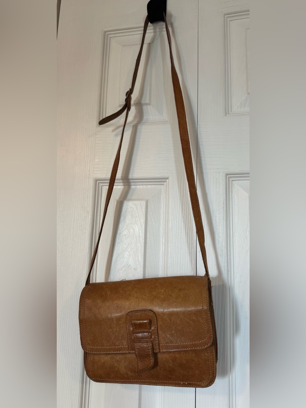 Vintage Tan Leather Crossbody Bag with Adjustable Strap